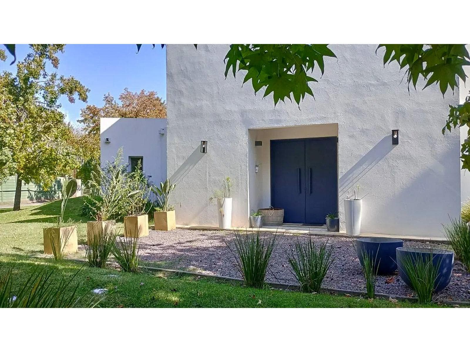 Annual Rental: 6-Bedroom House in the Barrio Golf Club Argentino neighborhood of Pilar