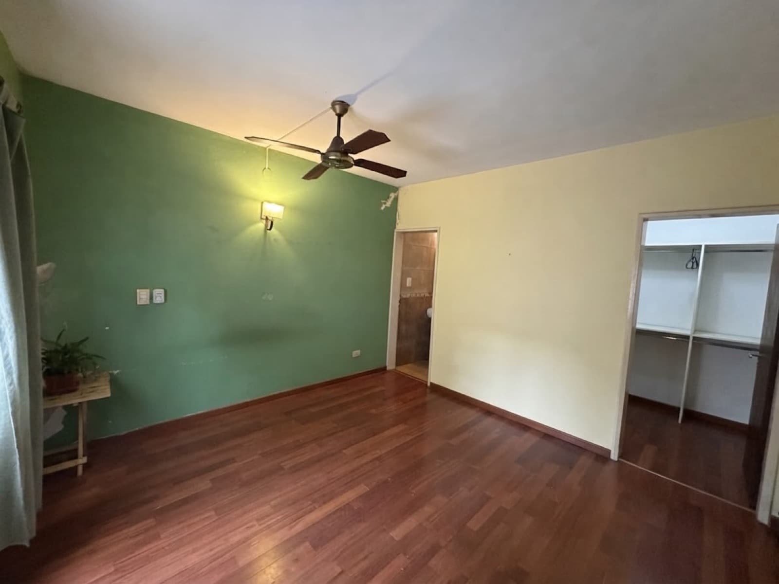 FOR SALE - 2-bedroom, 2-bathroom apartment with a hallway, in need of renovation, no maintenance fees - Nuestra Señora de Lourdes, Rosario