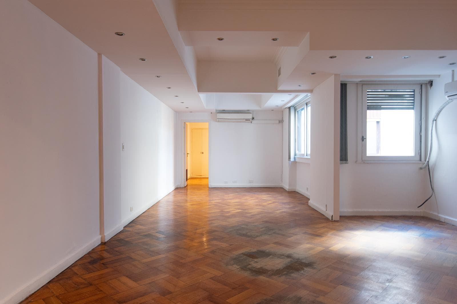 FOR SALE: 3 private rooms, utility rooms, and a balcony - Suitable for residential or commercial use - In need of renovation - GREAT OPPORTUNITY - RECOLETA
