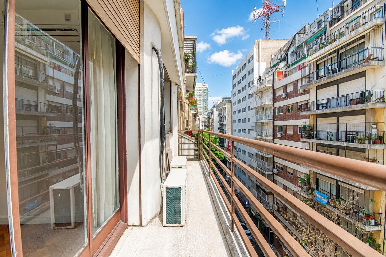 FOR SALE: 3 private rooms, utility rooms, and a balcony - Suitable for residential or commercial use - In need of renovation - GREAT OPPORTUNITY - RECOLETA