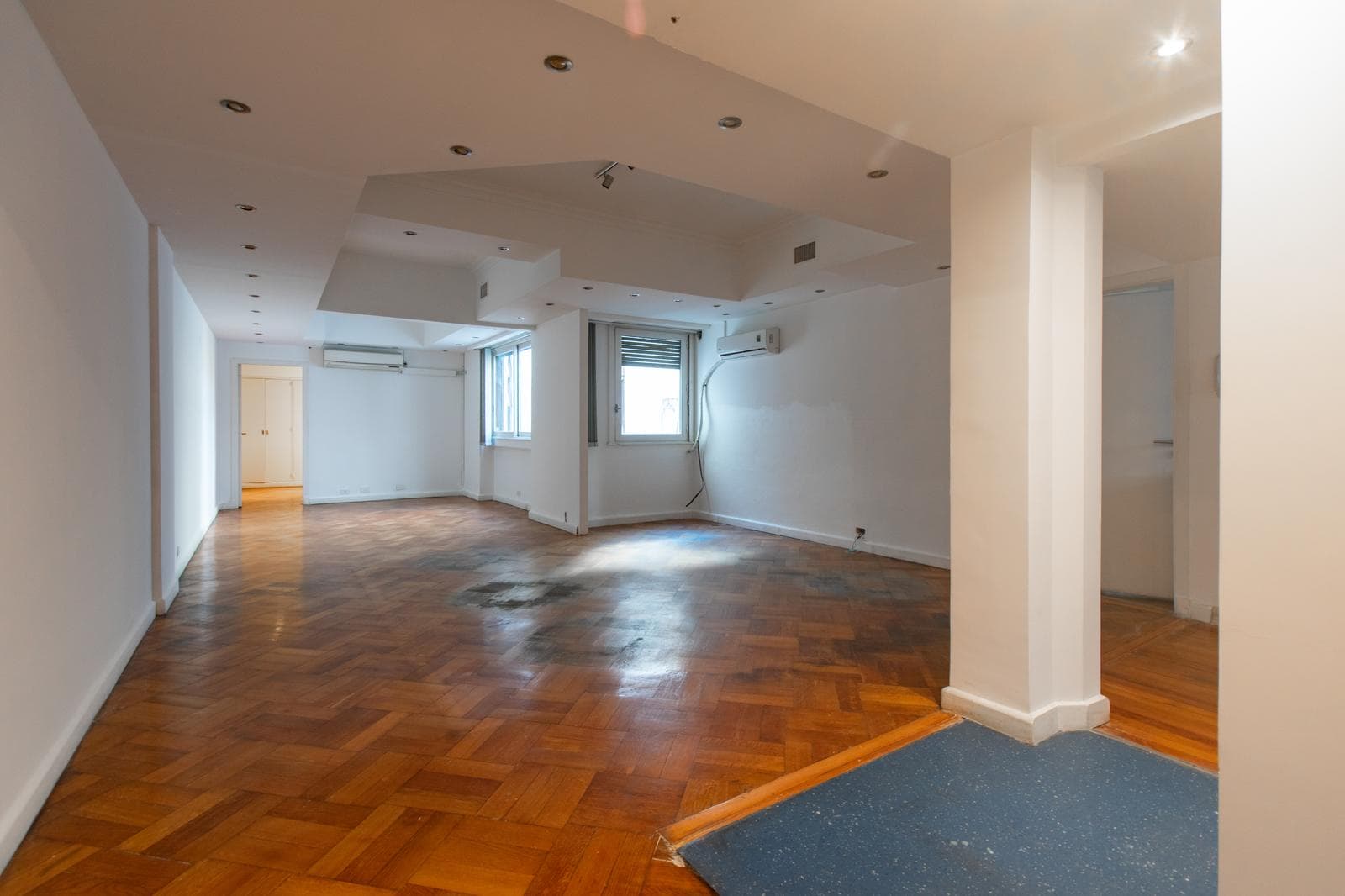 FOR SALE: 3 private rooms, utility rooms, and a balcony - Suitable for residential or commercial use - In need of renovation - GREAT OPPORTUNITY - RECOLETA