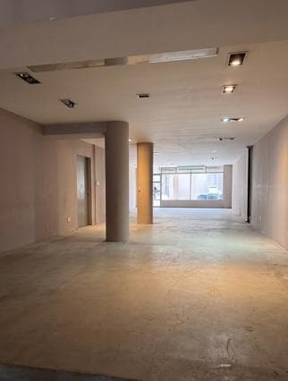 285 m² commercial space with a patio and offices on the upper floor – Villa Crespo