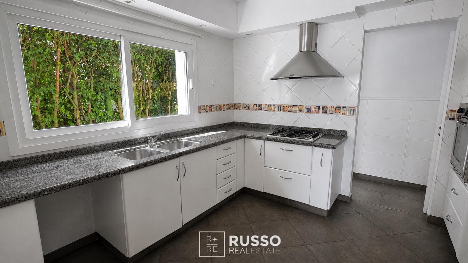 MAIN HOUSE AND GUEST HOUSE FOR SALE | 1,646 m² LOT | BARRANCAS DE SAN JOSE