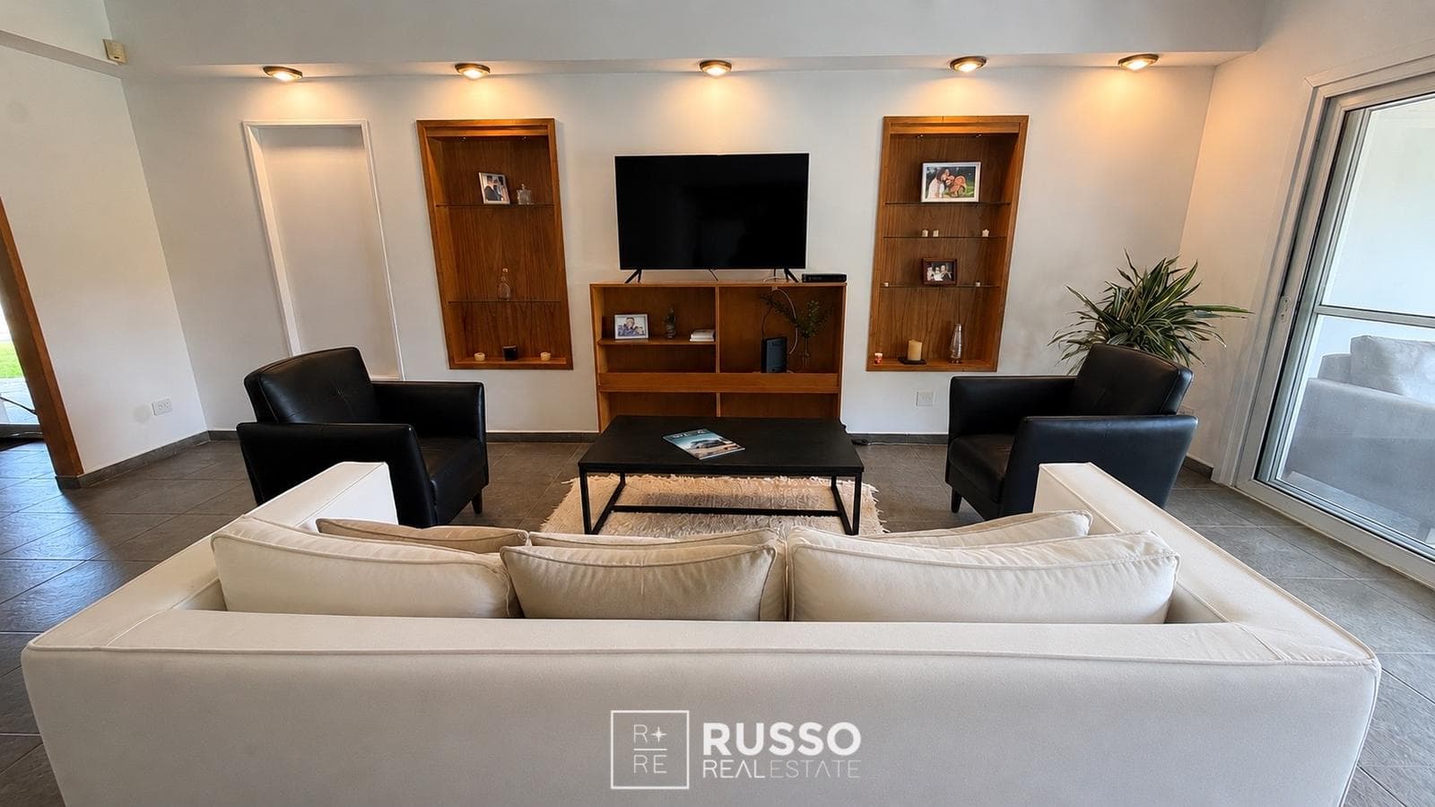 MAIN HOUSE AND GUEST HOUSE FOR SALE | 1,646 m² LOT | BARRANCAS DE SAN JOSE