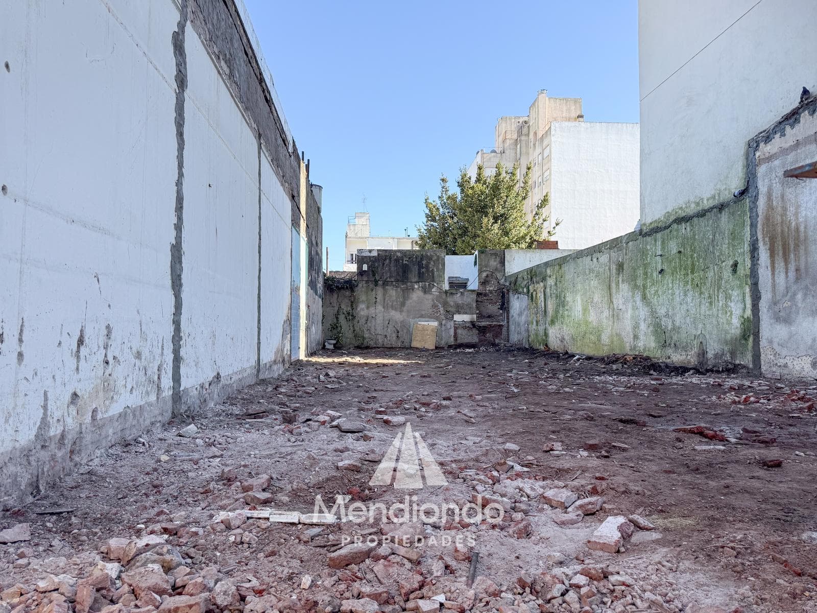 Lot at 1900 Salta Street (between Belgrano and Moreno) in the Downtown area.