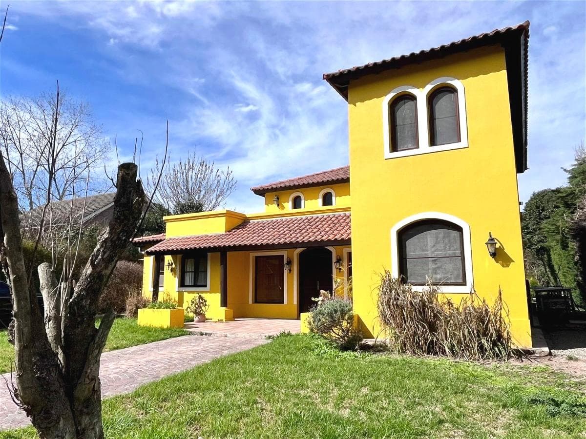House for Sale in La Celina, Ingeniero Maschwitz—1,000-meter lot with a pool.