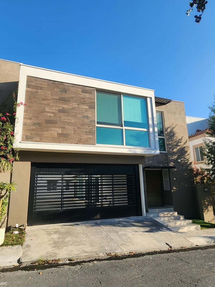 FOR RENT: House in VISTANCIA RESIDENCIAL - National Highway in MONTERREY - Private Subdivision