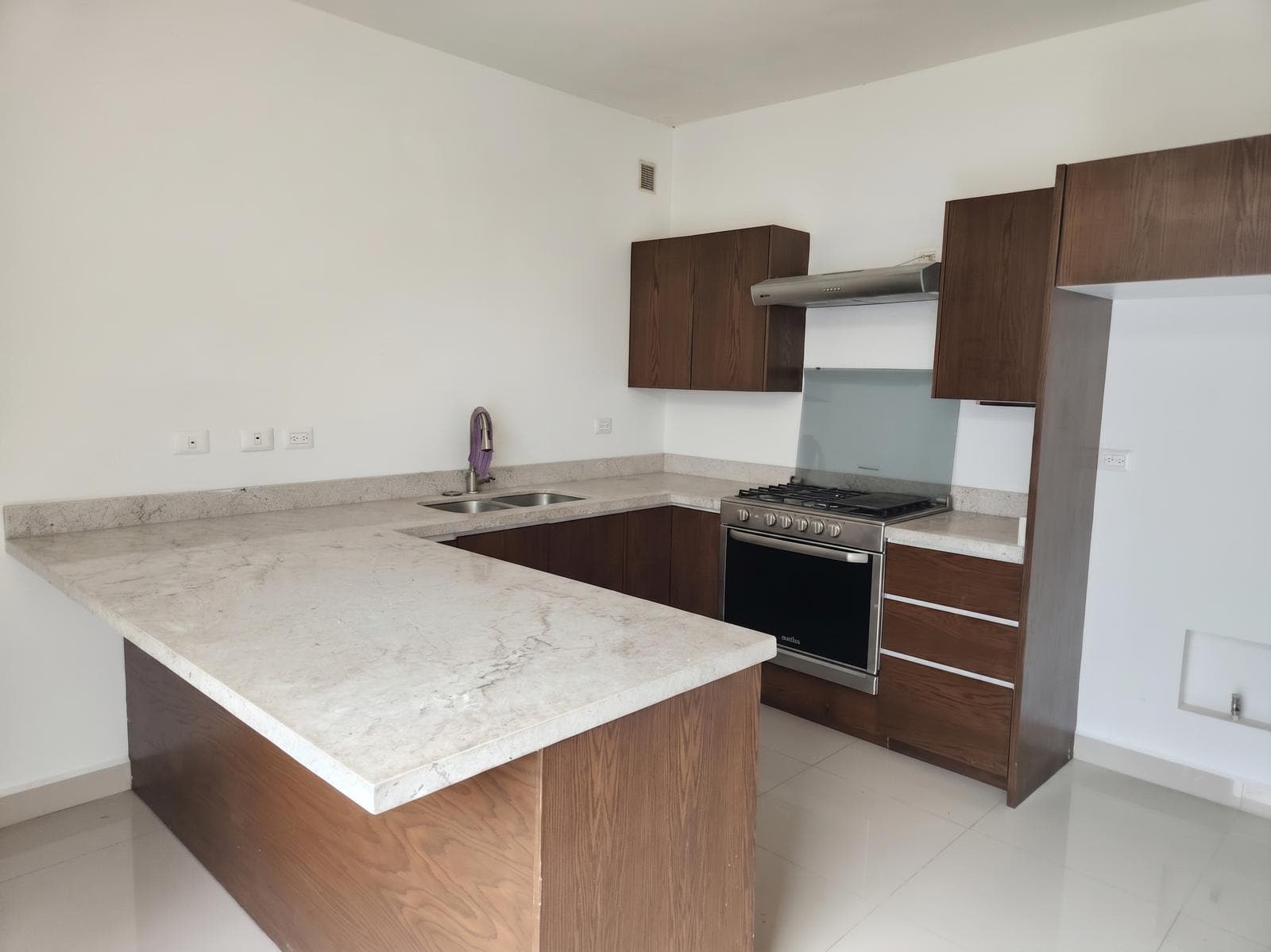FOR RENT: House in VISTANCIA RESIDENCIAL - National Highway in MONTERREY - Private Subdivision