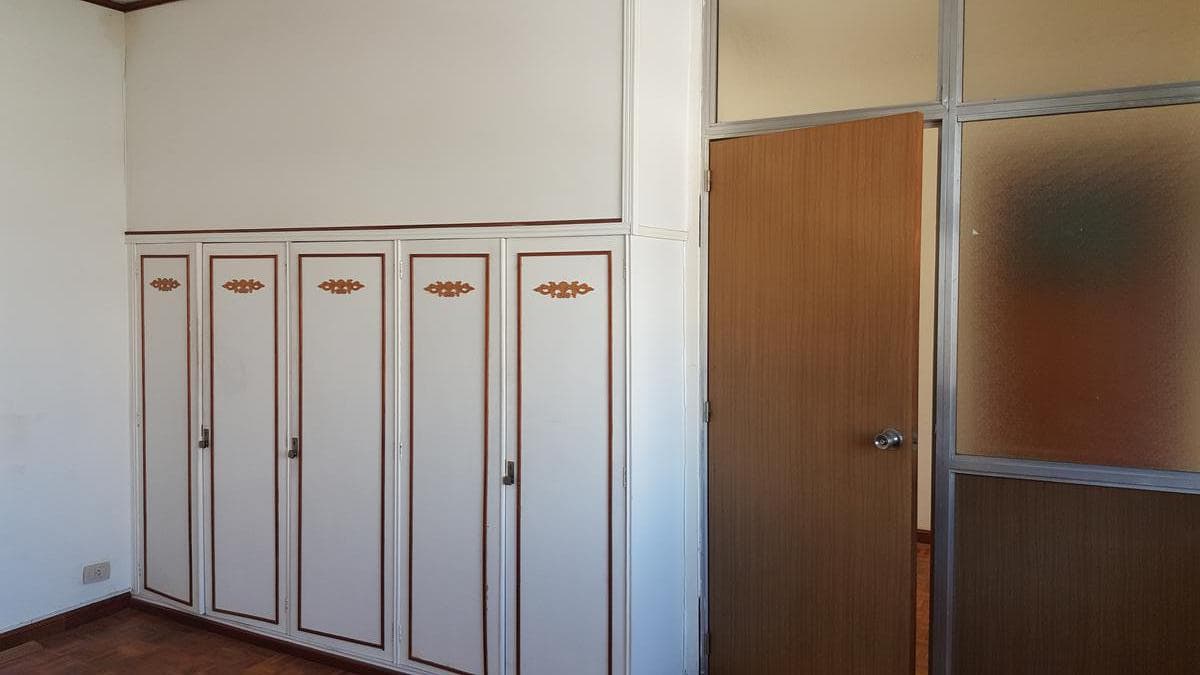 BRIGHT, UPPER-FLOOR OFFICE FOR SALE - SAN NICOLÁS - READY TO USE - SCHOOL OF ECONOMIC SCIENCES