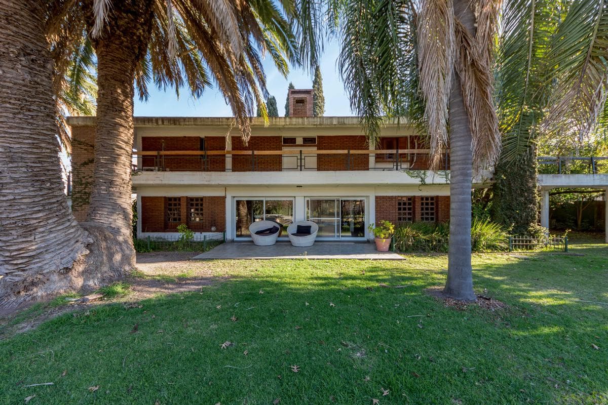 FOR SALE - House - 4 bedrooms, caretaker's house, barbecue area, and pool - Funes, Santa Fe. FINANCING AVAILABLE