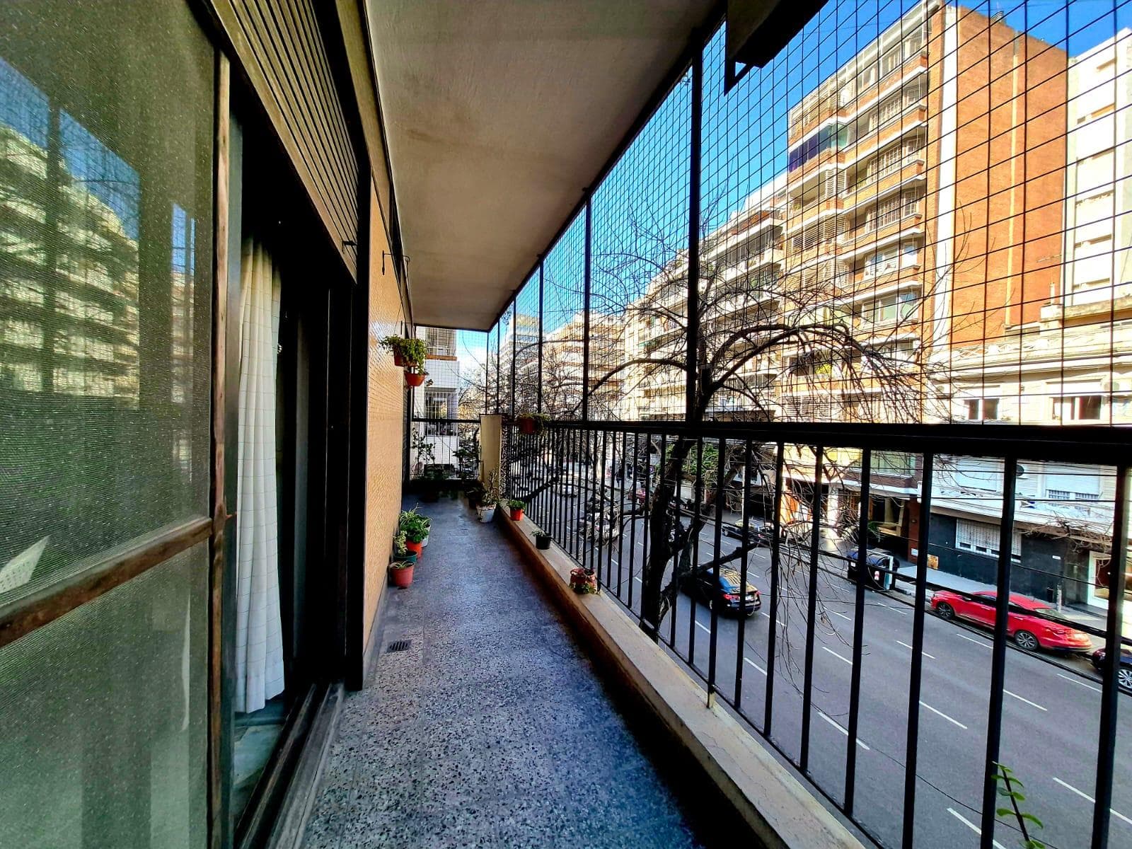 4-ROOM APARTMENT FOR SALE WITH BALCONY IN FLORES