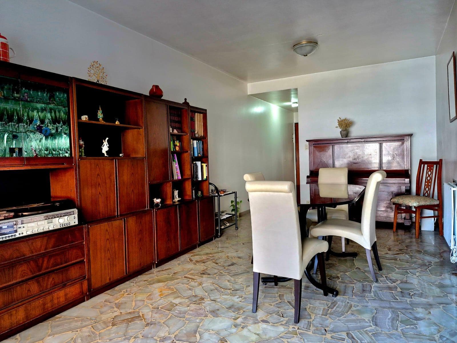 4-ROOM APARTMENT FOR SALE WITH BALCONY IN FLORES