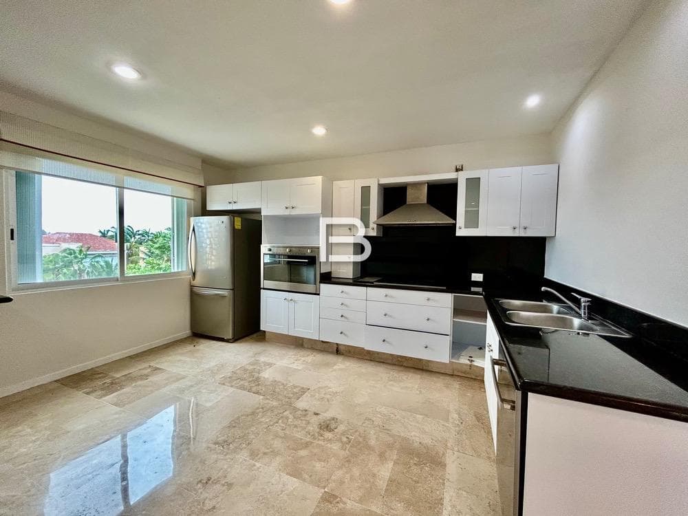 Penthouse with a Dock for Sale in Isla Dorada