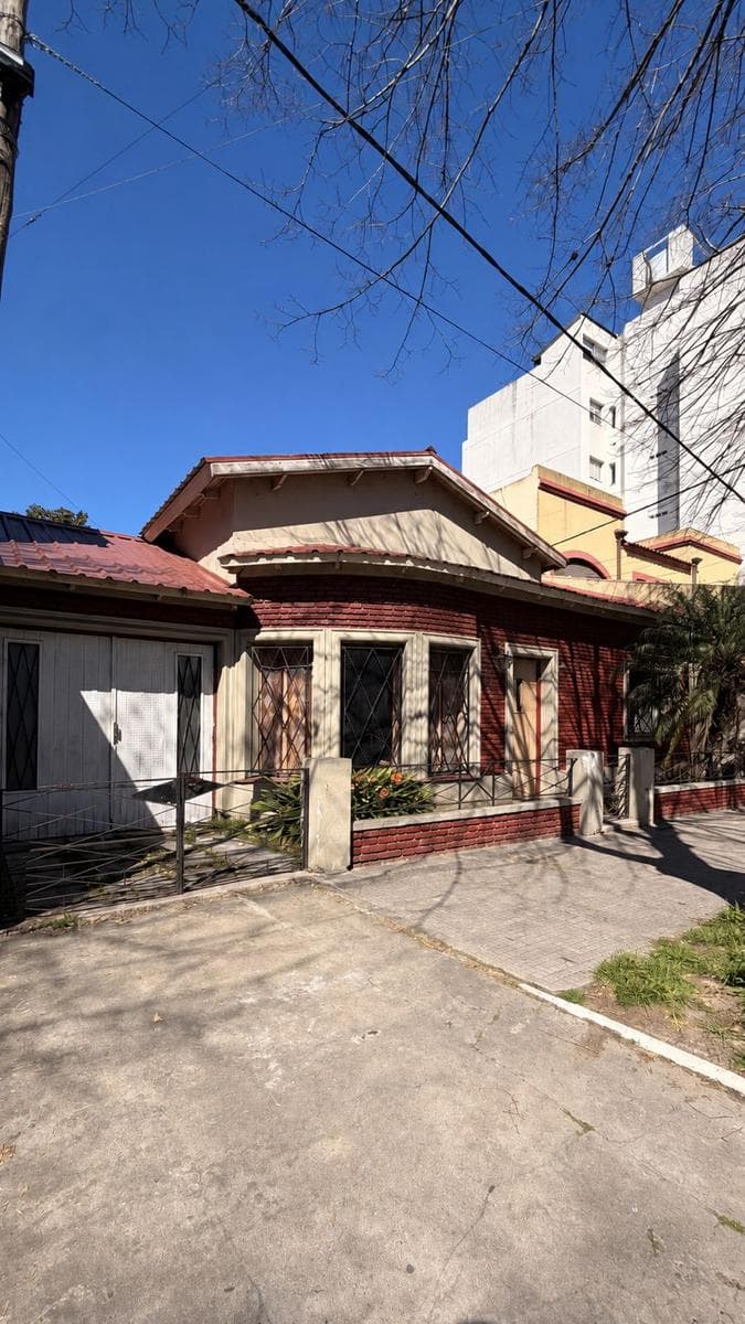 Three-bedroom house in need of renovation at 59 between 19th and 20th Streets in La Plata