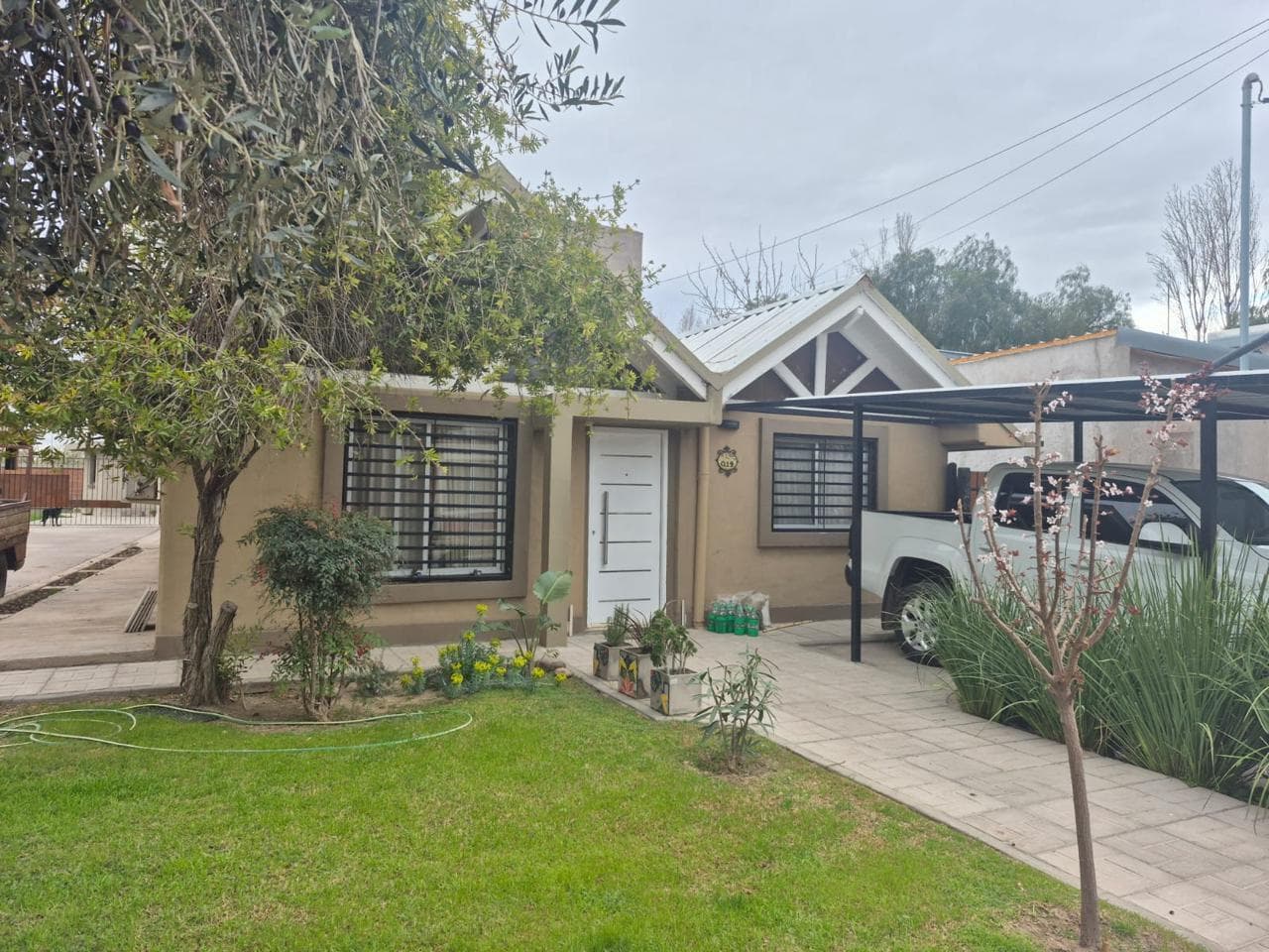 Casa de 3 dormitorios escritorio, remodelada, con pileta y jardín propio en Barrio Paraíso 1