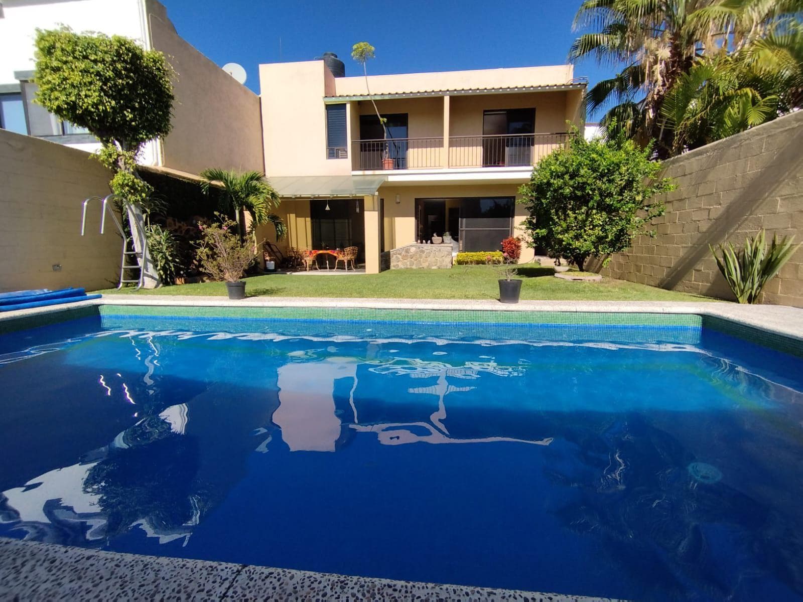 HOUSE FOR SALE IN AHUATEPEC MOR, NORTHERN CUERNAVACA, IN A GATED COMMUNITY WITH SECURITY
