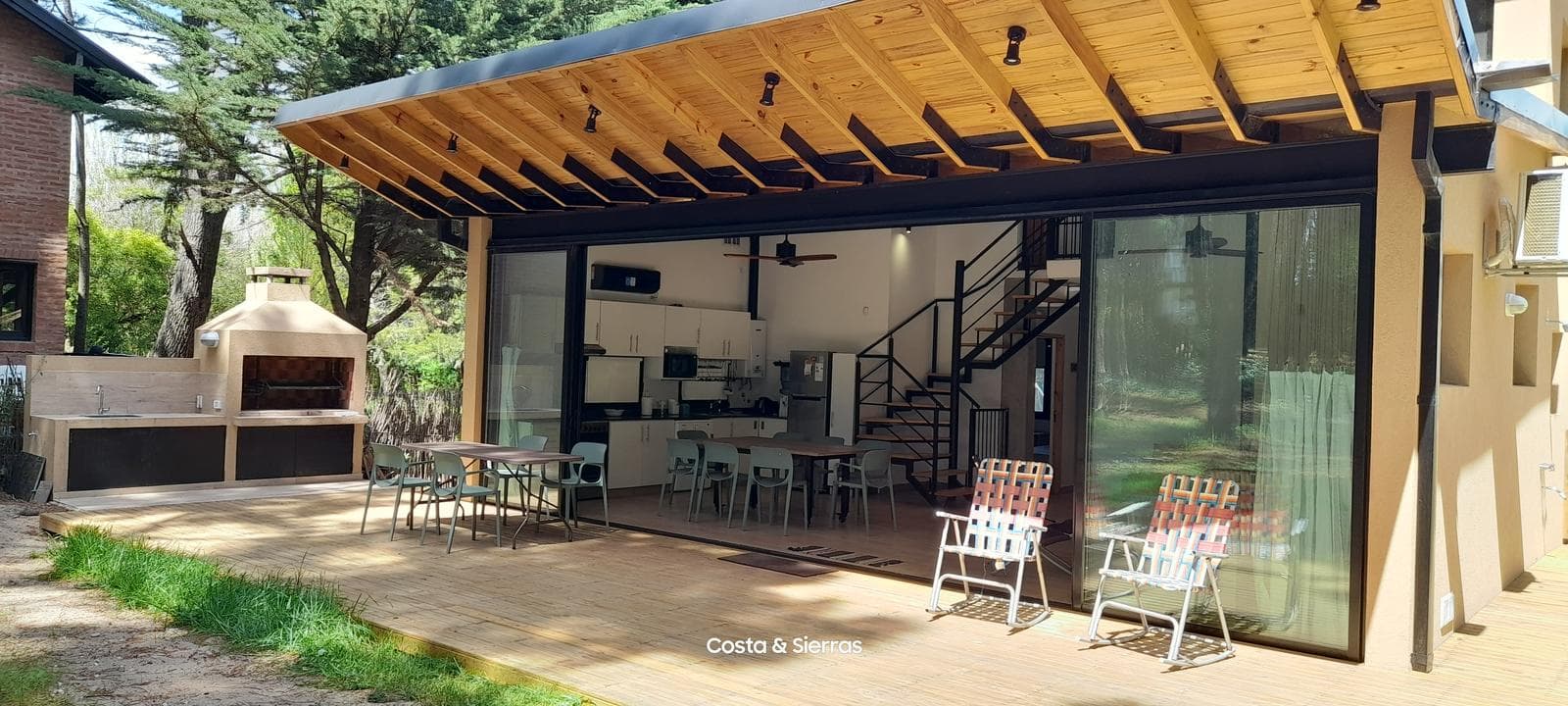 Modern 5-room house, sleeps 8, 3 blocks from the ocean
