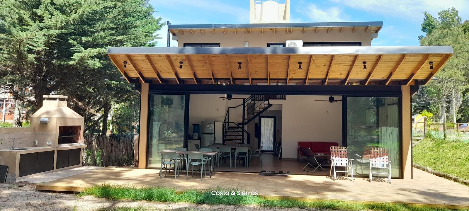 Modern 5-room house, sleeps 8, 3 blocks from the ocean