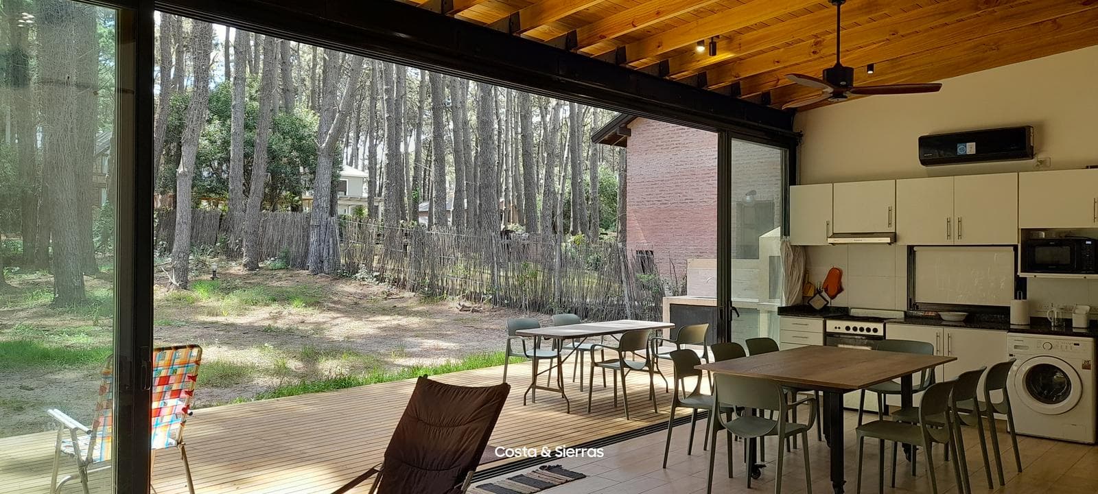 Modern 5-room house, sleeps 8, 3 blocks from the ocean