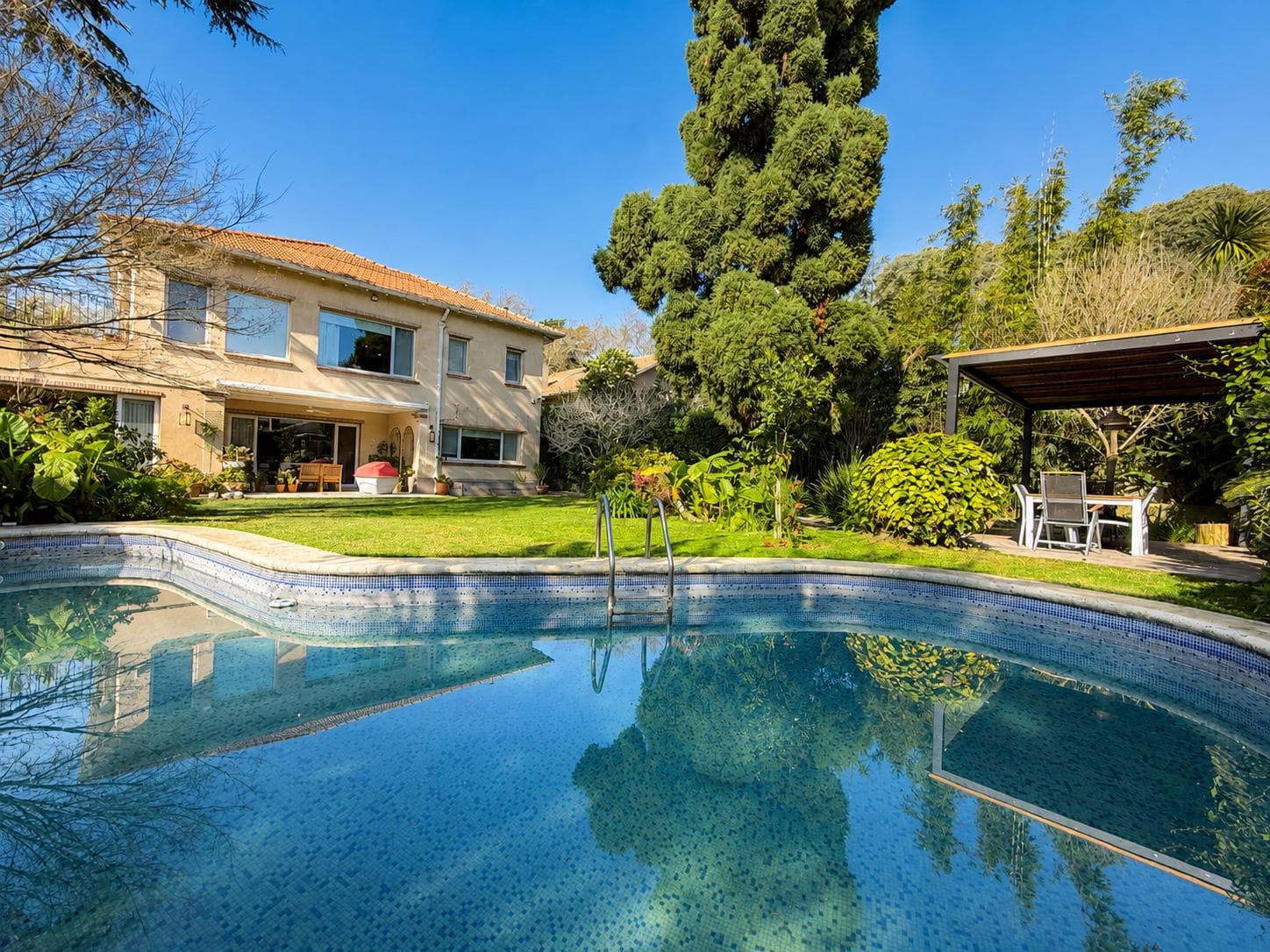 Tuscan-style house for sale in Martinez, San Isidro, with a garden and pool