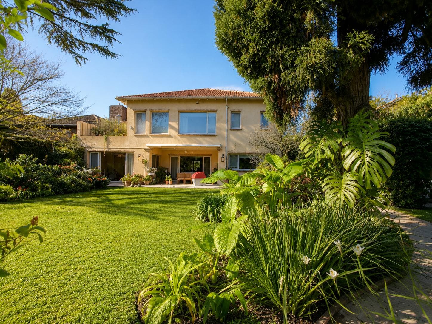 Tuscan-style house for sale in Martinez, San Isidro, with a garden and pool
