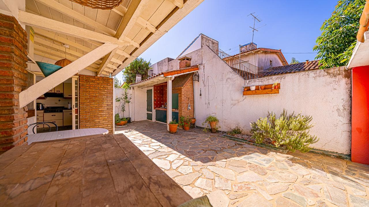 4-ROOM HOUSE FOR SALE NEAR THE PARK IN CIUDAD JARDIN—ELIGIBLE FOR A MORTGAGE