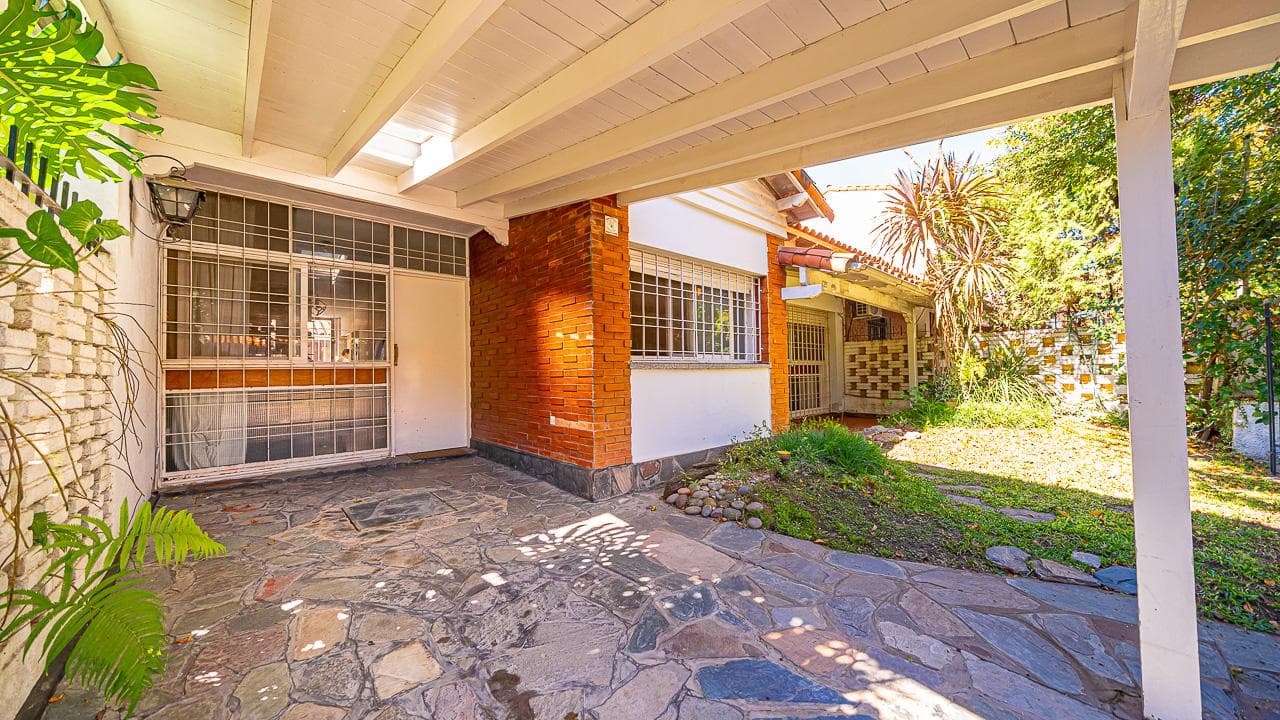 4-ROOM HOUSE FOR SALE NEAR THE PARK IN CIUDAD JARDIN—ELIGIBLE FOR A MORTGAGE