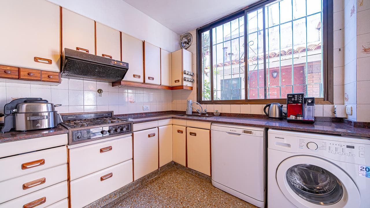 4-ROOM HOUSE FOR SALE NEAR THE PARK IN CIUDAD JARDIN—ELIGIBLE FOR A MORTGAGE