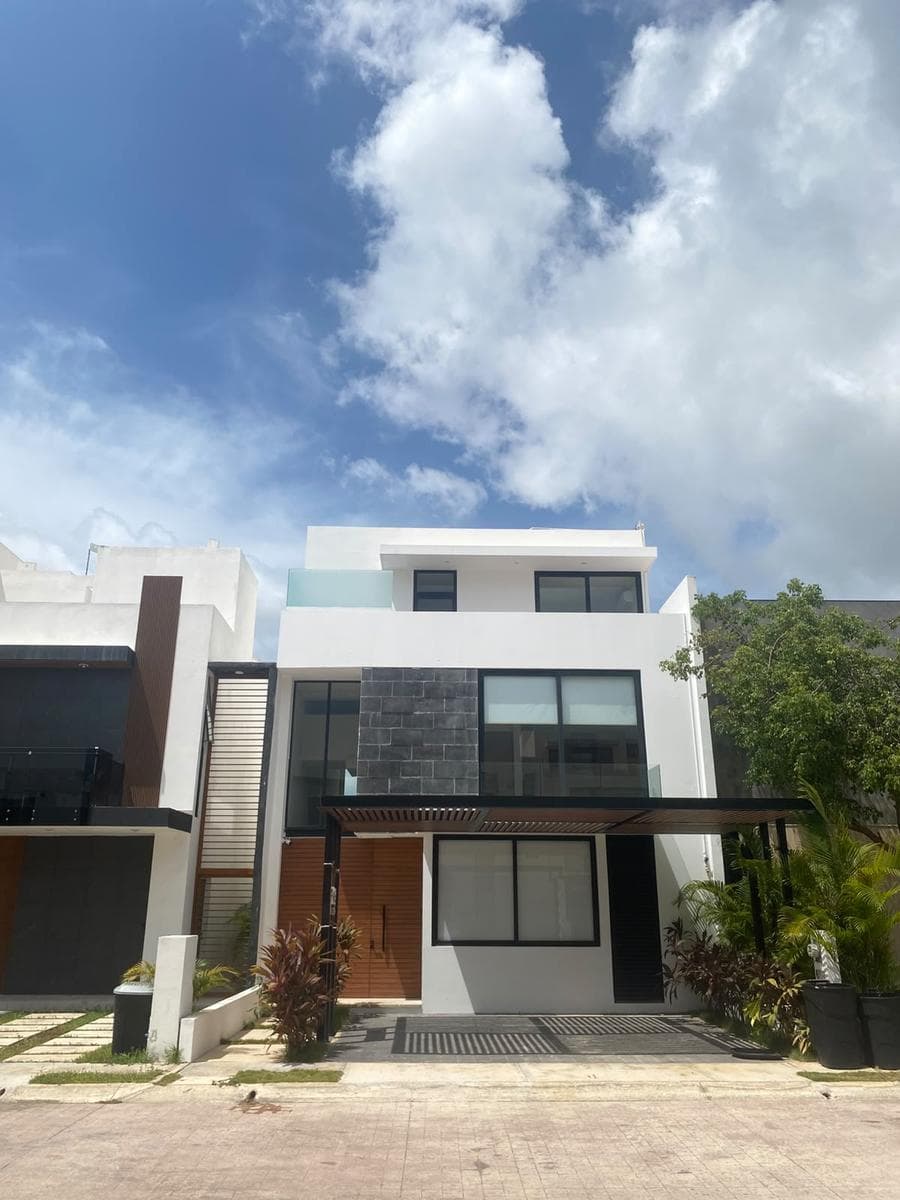 Casa en Venta, 3 Recámaras, Estudio TV, 3 Niveles, Piscina, Rio Residencial, Av Chacmool, Cancún