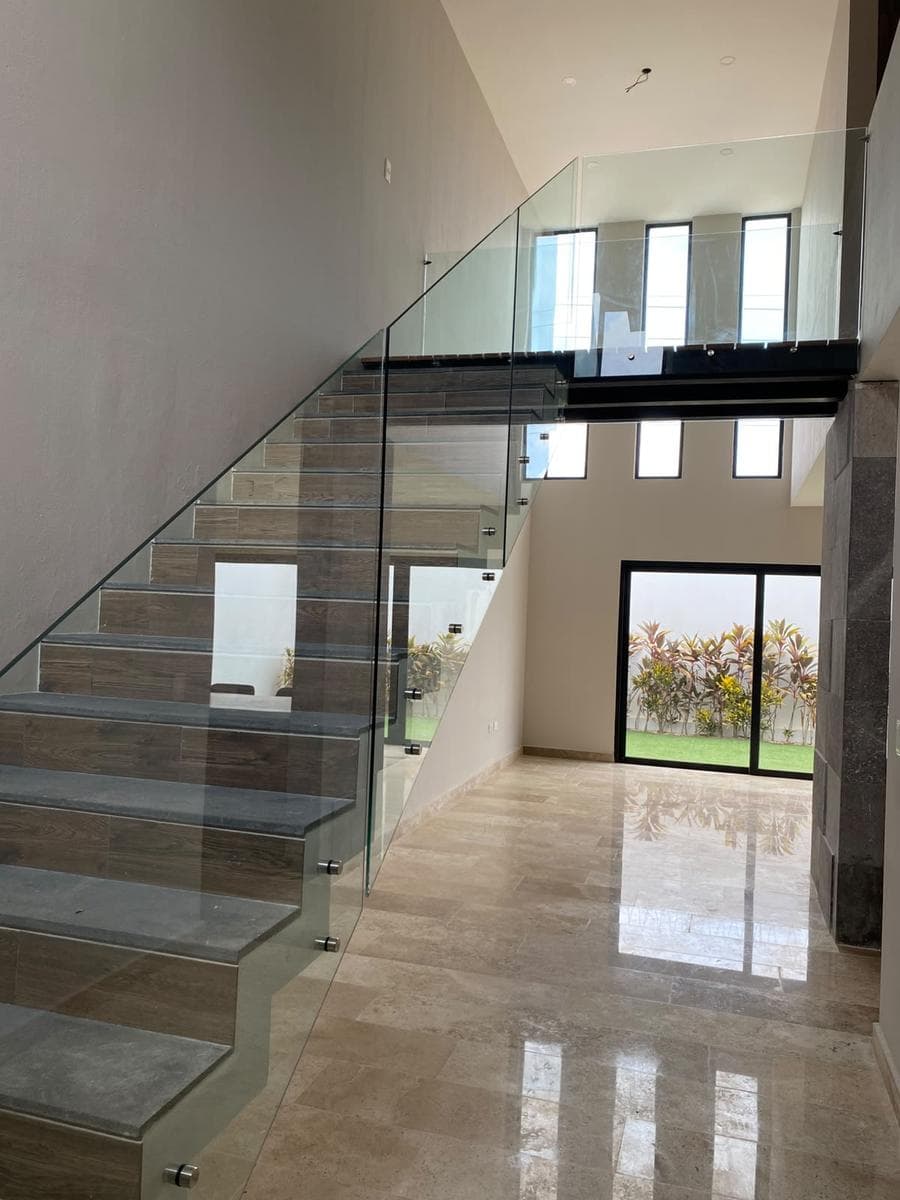 Casa en Venta, 3 Recámaras, Estudio TV, 3 Niveles, Piscina, Rio Residencial, Av Chacmool, Cancún