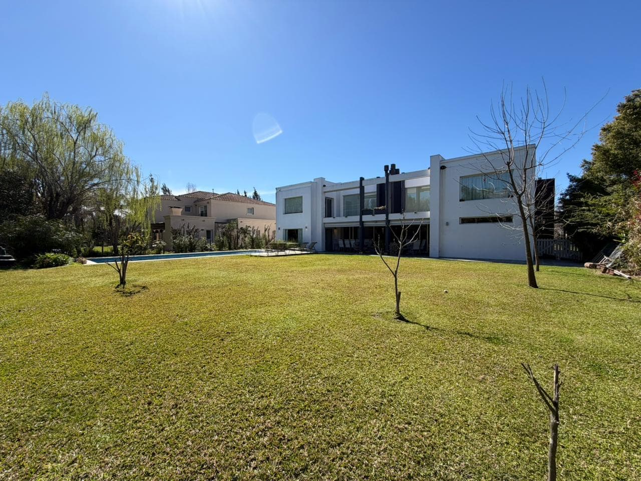 House for sale in the Las Caletas neighborhood of Nordelta, featuring a spacious yard and two stories.
