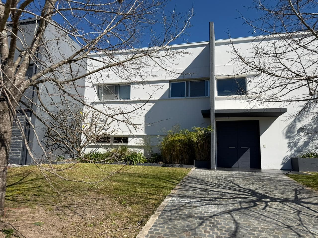 House for sale in the Las Caletas neighborhood of Nordelta, featuring a spacious yard and two stories.