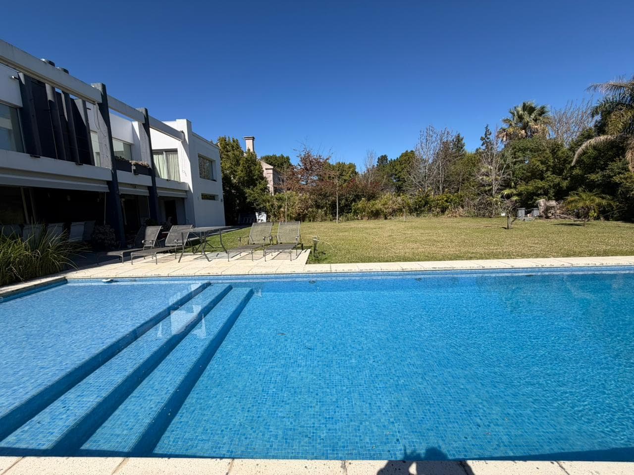 House for sale in the Las Caletas neighborhood of Nordelta, featuring a spacious yard and two stories.