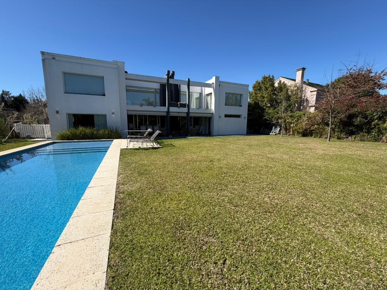 House for sale in the Las Caletas neighborhood of Nordelta, featuring a spacious yard and two stories.