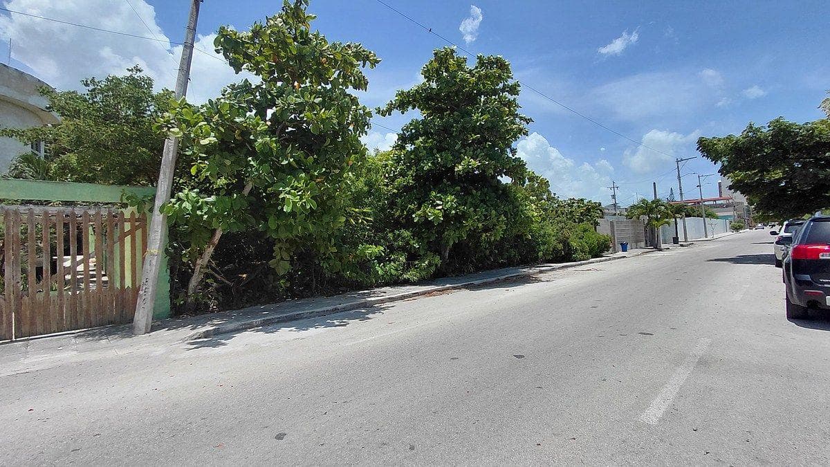 LAND FOR SALE IN PROGRESO, SECOND ROW, 1,395 m²