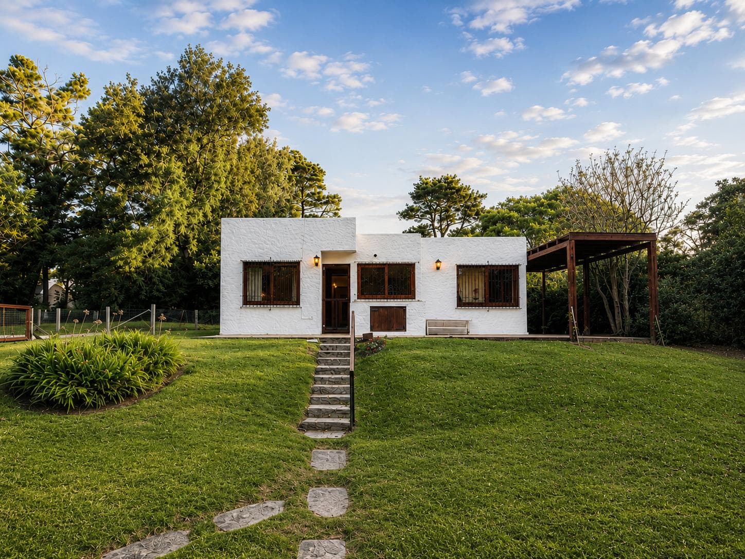 4-bedroom house with a pool and spacious lot for rent in Pinares, Punta del Este