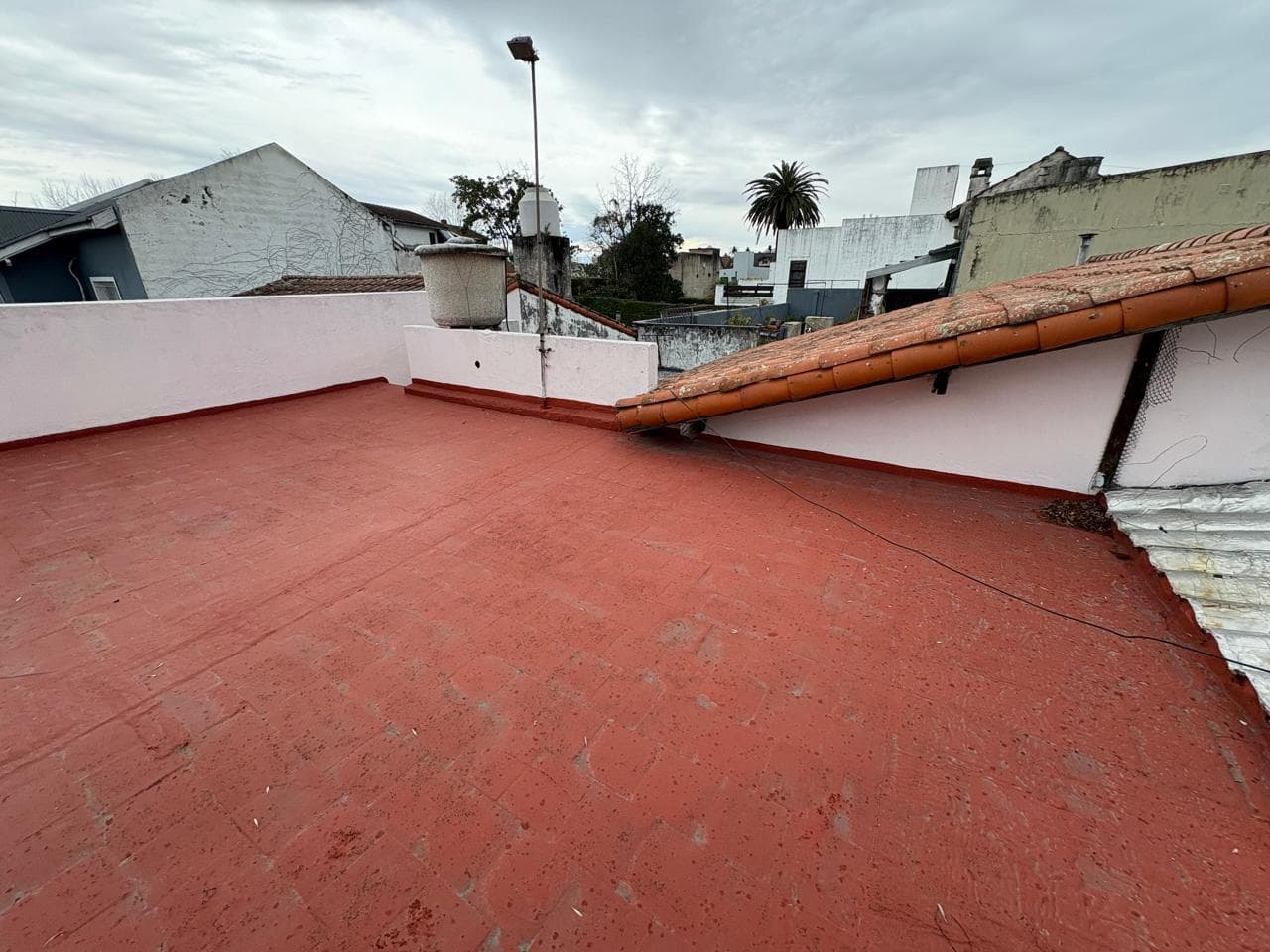For Sale: 3-bedroom house with a patio and terrace, in need of renovation, San Fernando.