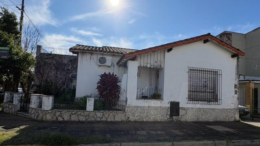 For Sale: 3-bedroom house with a patio and terrace, in need of renovation, San Fernando.