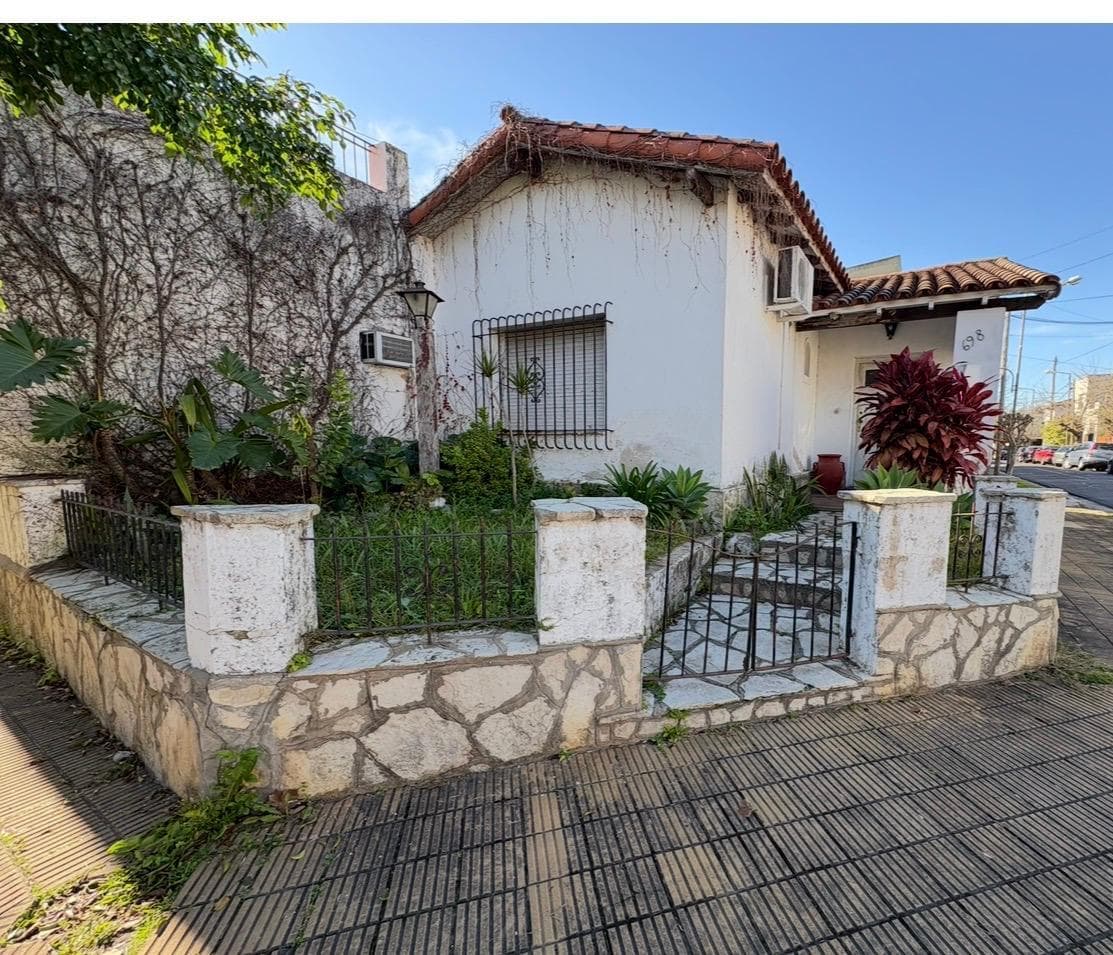 For Sale: 3-bedroom house with a patio and terrace, in need of renovation, San Fernando.