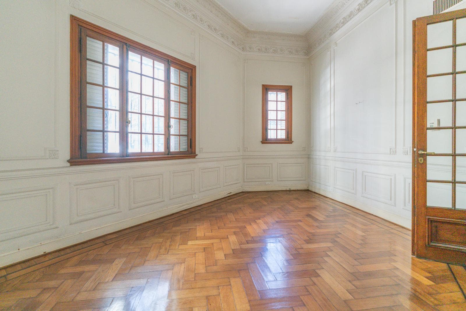 House in Flores—7-room corner unit—renovated