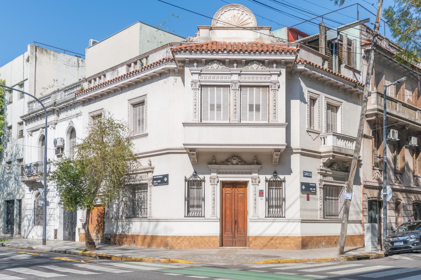 House in Flores—7-room corner unit—renovated