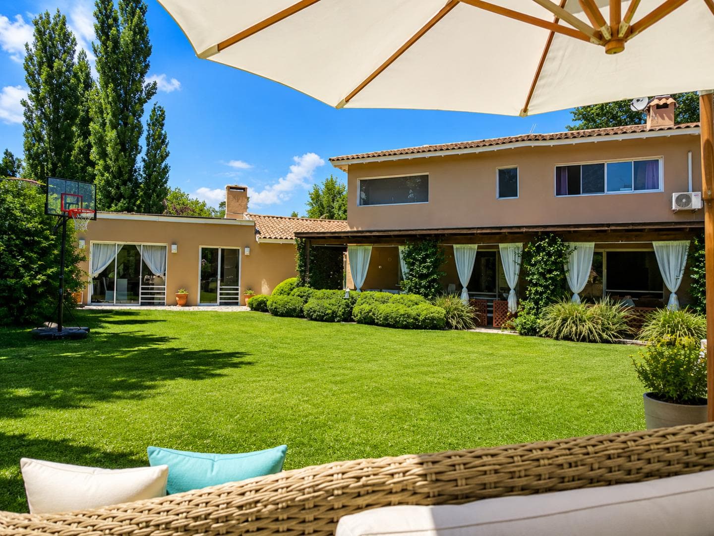 5-bedroom house for sale and short-term rental in La Arbolada, Punta del Este