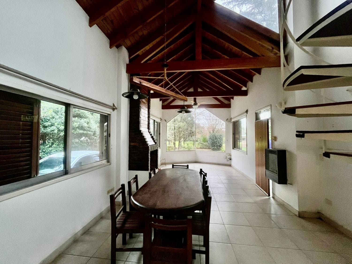 House for rent in Las Brisas C.C., featuring amenities and a full range of sports facilities.