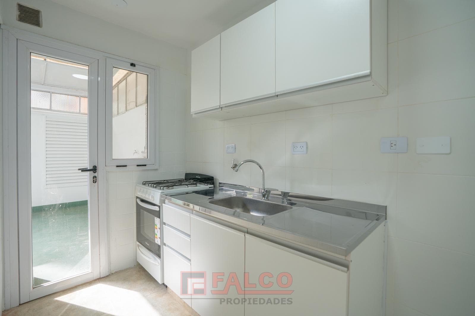 2-room apartment, completely renovated, with a patio