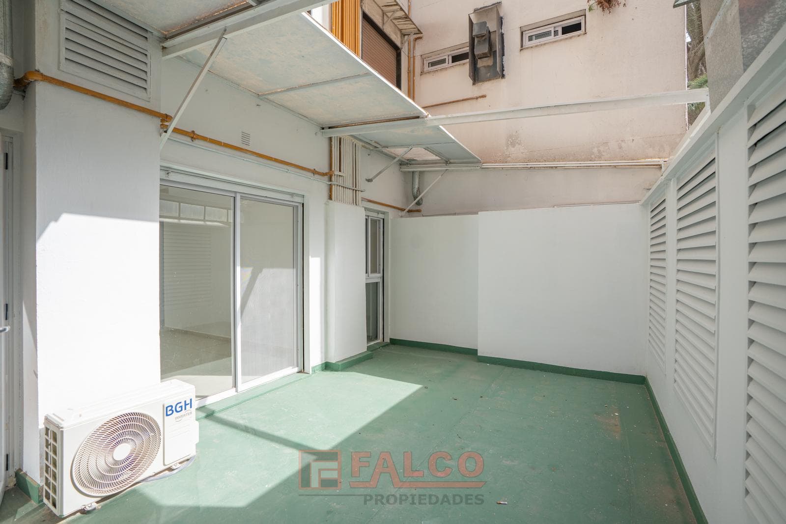 2-room apartment, completely renovated, with a patio
