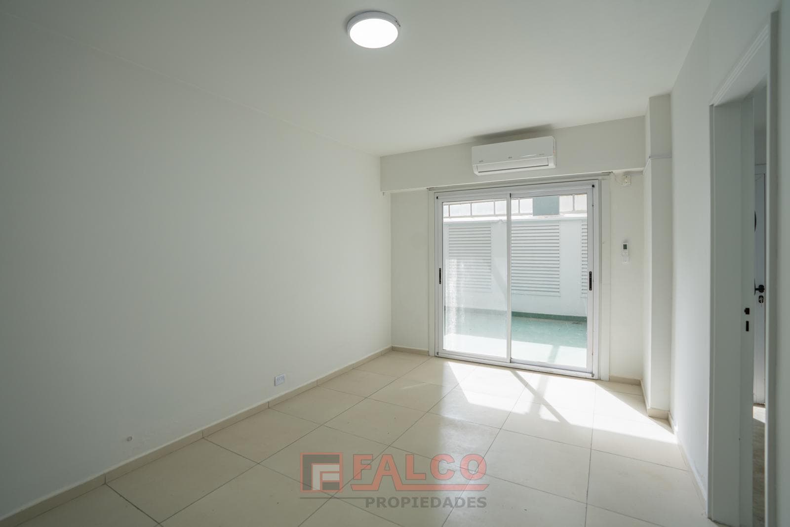 2-room apartment, completely renovated, with a patio