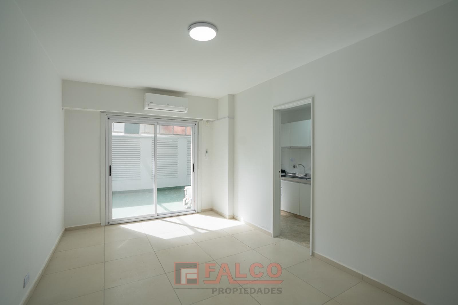 2-room apartment, completely renovated, with a patio