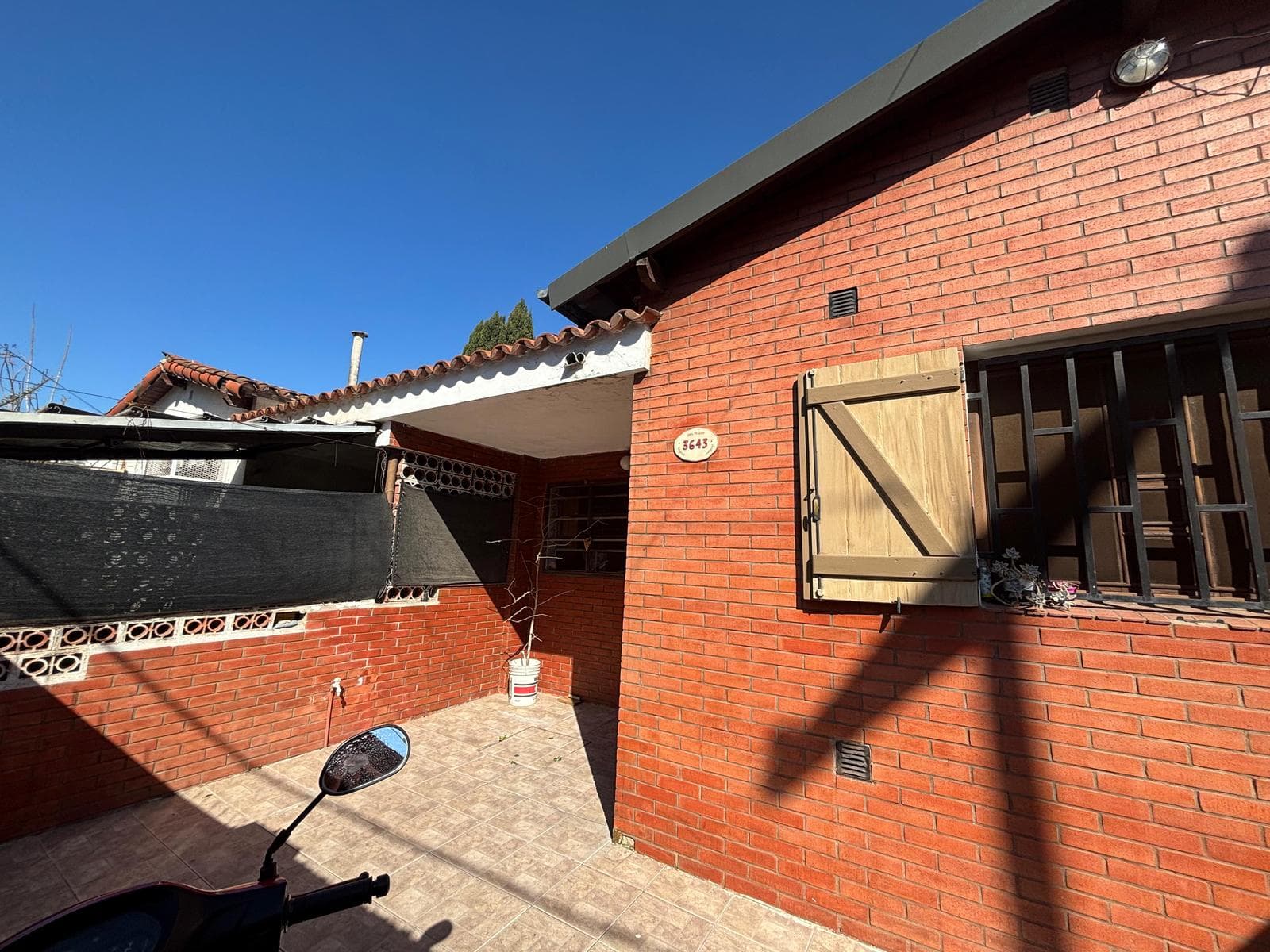 House + Apartment in the Acindar Neighborhood, Rosario
