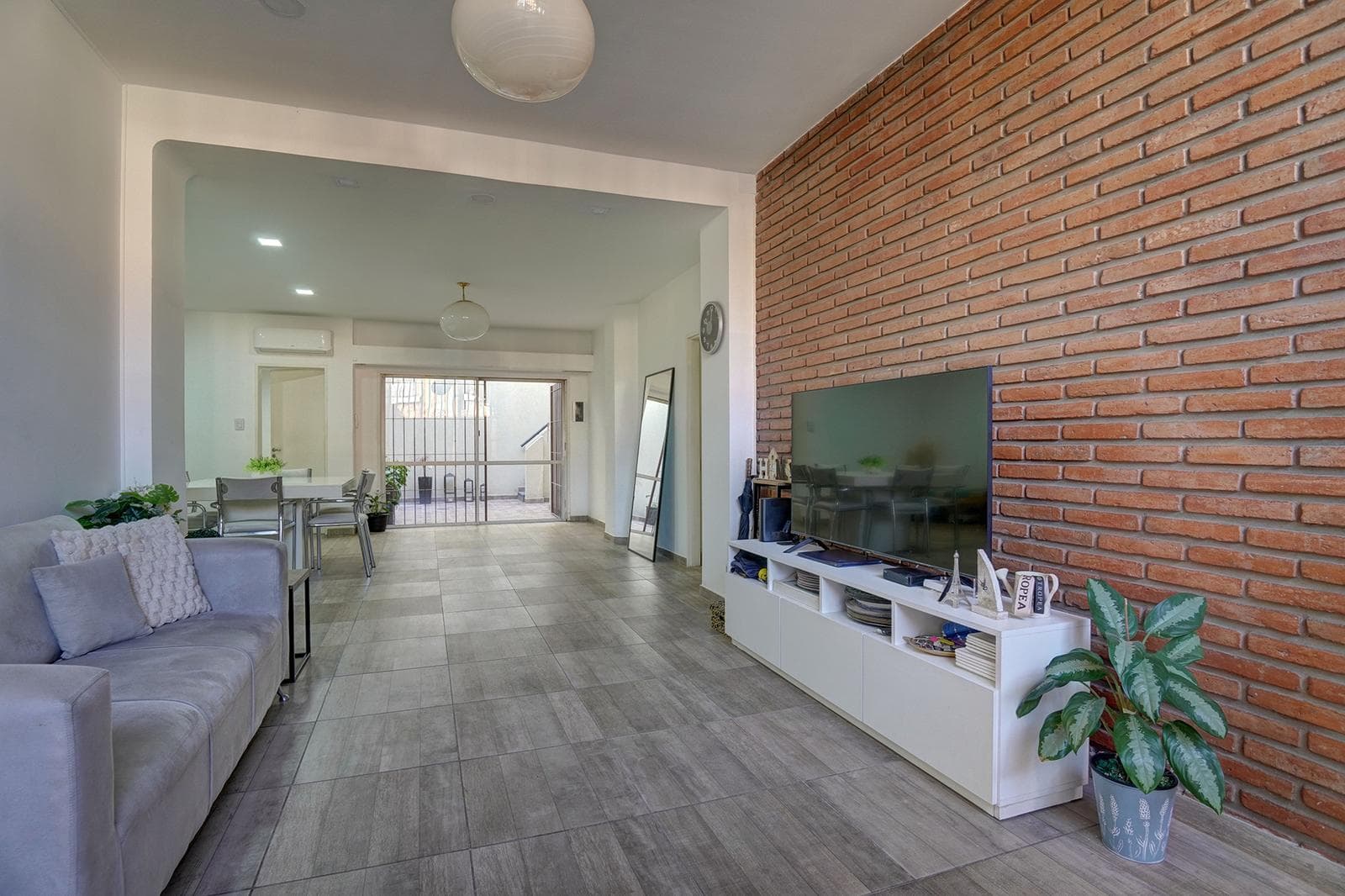 Venta Casa 3 ambientes refaccionada con patio, terraza, quincho, playroom, cochera