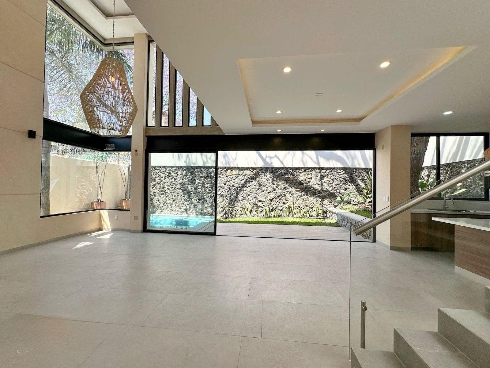 NEW HOME FOR SALE, LOCATED WITHIN A GATED COMMUNITY OF JUST 5 PROPERTIES, WITH A POOL AND A DOUBLE-HEIGHT LIVING ROOM